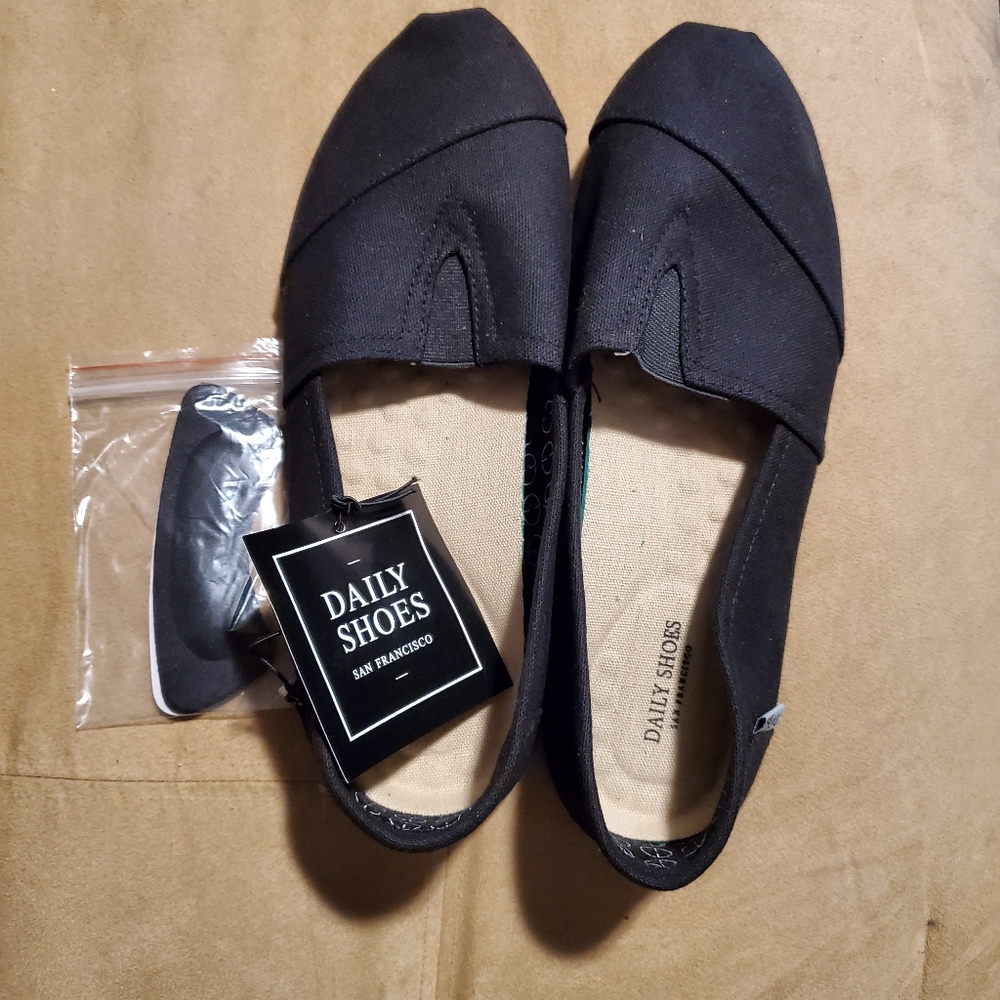 NWT DAILY SHOES Black Flats